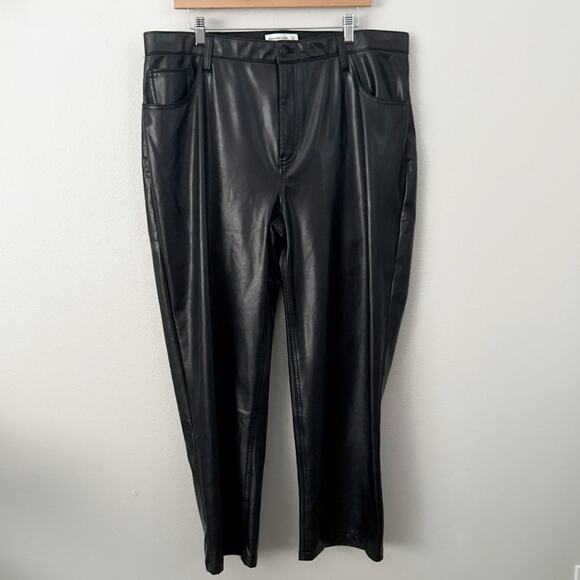 ABERCROMBIE & FITCH | Curve Love High Rise 90s Relaxed Vegan Leather Pant | 18 - Picture 2 of 8